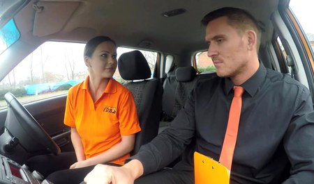 Парень учит девушку водить автомобиль и сношаться здесь же