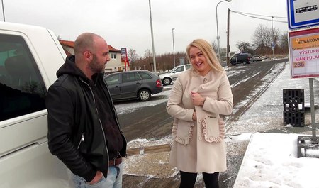 Брутал нанял женщину водителя и трахнул пассажирку в салоне авто