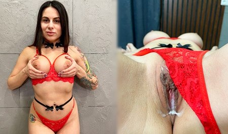 Соседка зашла в гости и раскрутила на секс в красном нижнем белье