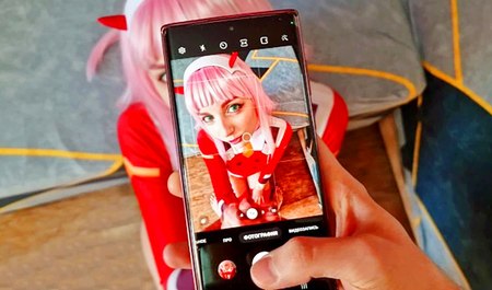 Соседка по комнате снимается и трахается во время фотосессии в формате косплея