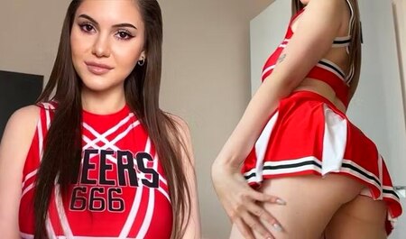 Симпатичная чирлидерша попала в команду благодаря жесткому сексу с тренером