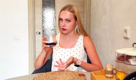 Сводная сестра узнала что я дрочу на ее фотки и сделала мне минет...